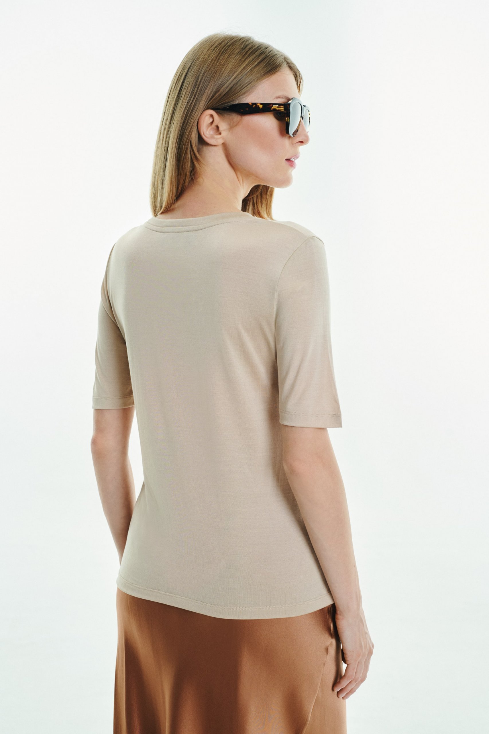 JEDWABNY T-SHIRT NUDE