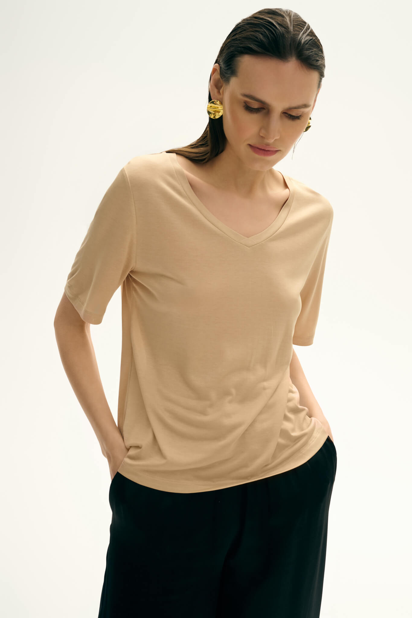 SILK V-NECK T-SHIRT IN NUDE