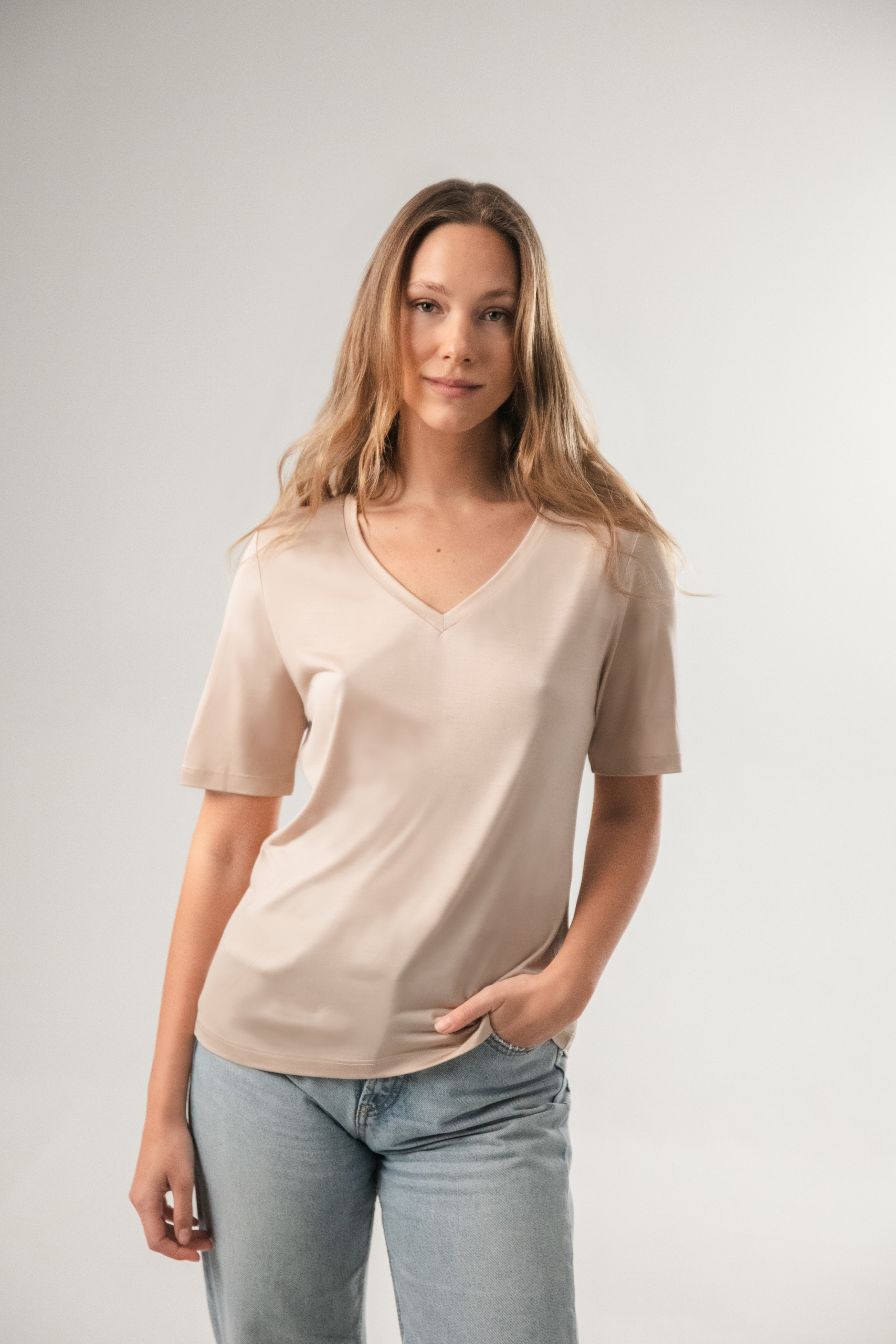 SILK V-NECK T-SHIRT IN NUDE