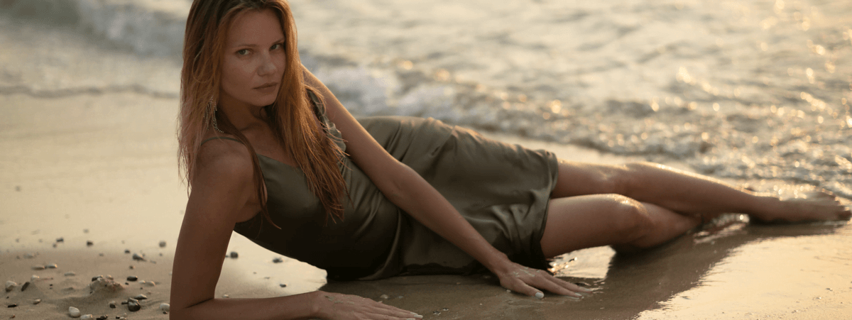 kobieta sukience na plaży