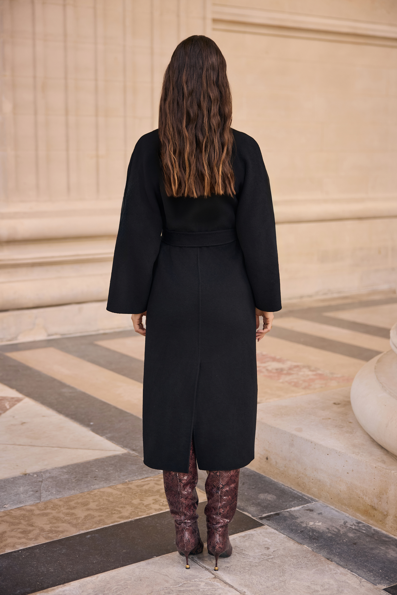 WOOL COAT WITH CASHMERE AND SILK IN BLACK<br> <br>